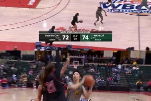 多角度回看！留洋女篮球员邓雨婷大心脏绝杀助贝勒大学取胜！