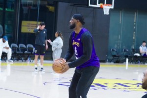 神准啊！詹姆斯训练三分轻松14连中！！八村看得很认真啊~