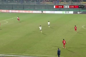 邝兆镭抢断后被放倒造对手红牌