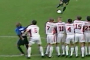 预热米兰德比！国米官推重温当年圣塞扑出小罗点球